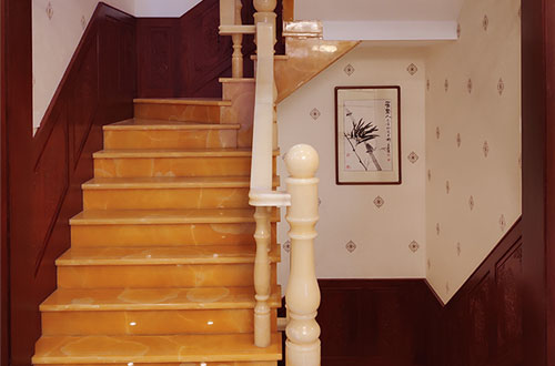 贵州中式别墅室内汉白玉石楼梯的定制安装装饰效果